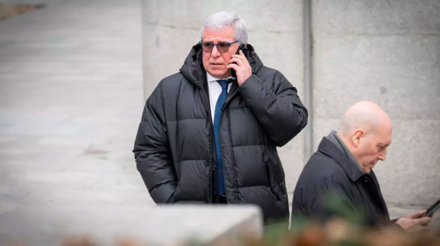 Archivo - El excomisario del Aeropuerto de Madrid-Barajas Carlos Salamanca (i) habla por teléfono a su salida de la Audiencia Nacional, a 8 de enero de 2024, en Madrid (España). / DIEGO RADAMÉS - EUROPA PRESS - ARCHIVO